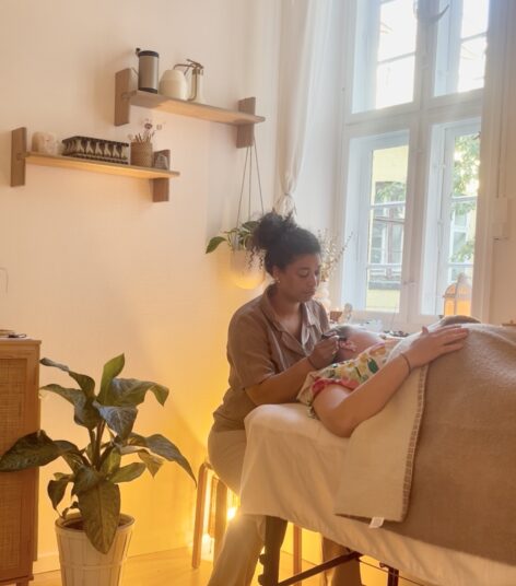 Fødselsmodnende behandling med moxa i Hjertekammer på Nørrebro af Doula Sis
